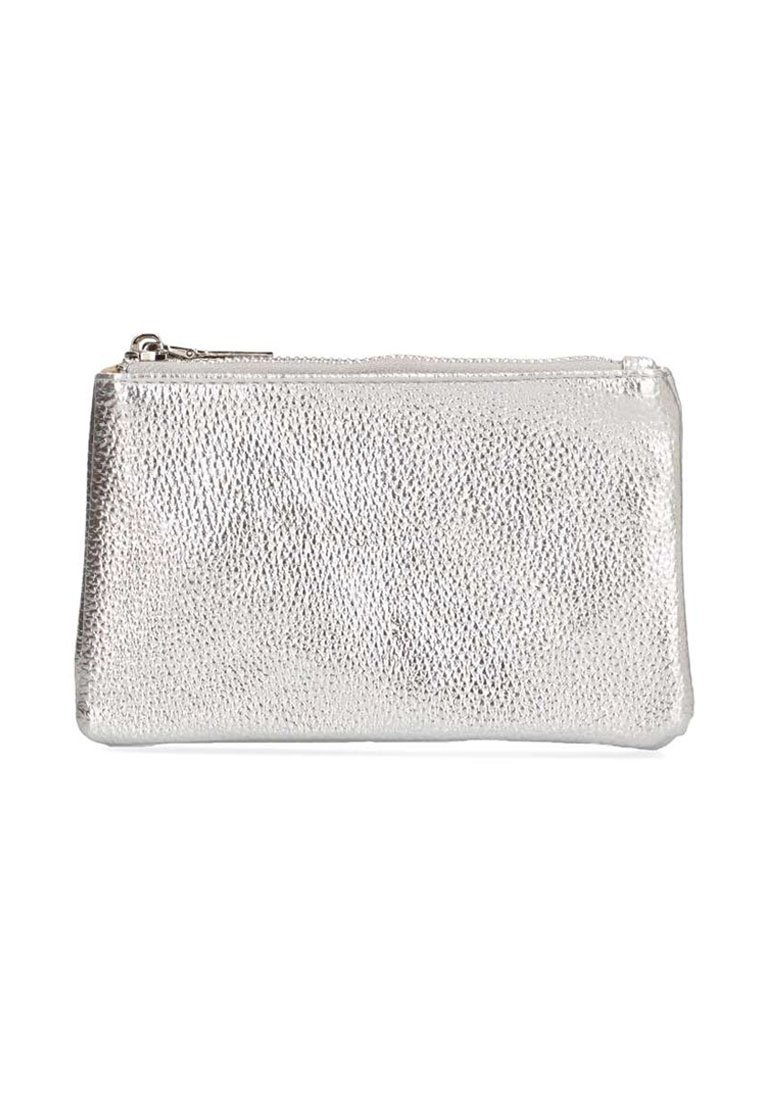 Bolsa con cremallera de color plateado metálico y superficie texturizada. Forma rectangular, material suave, adecuada para guardar pequeños objetos o cosméticos.