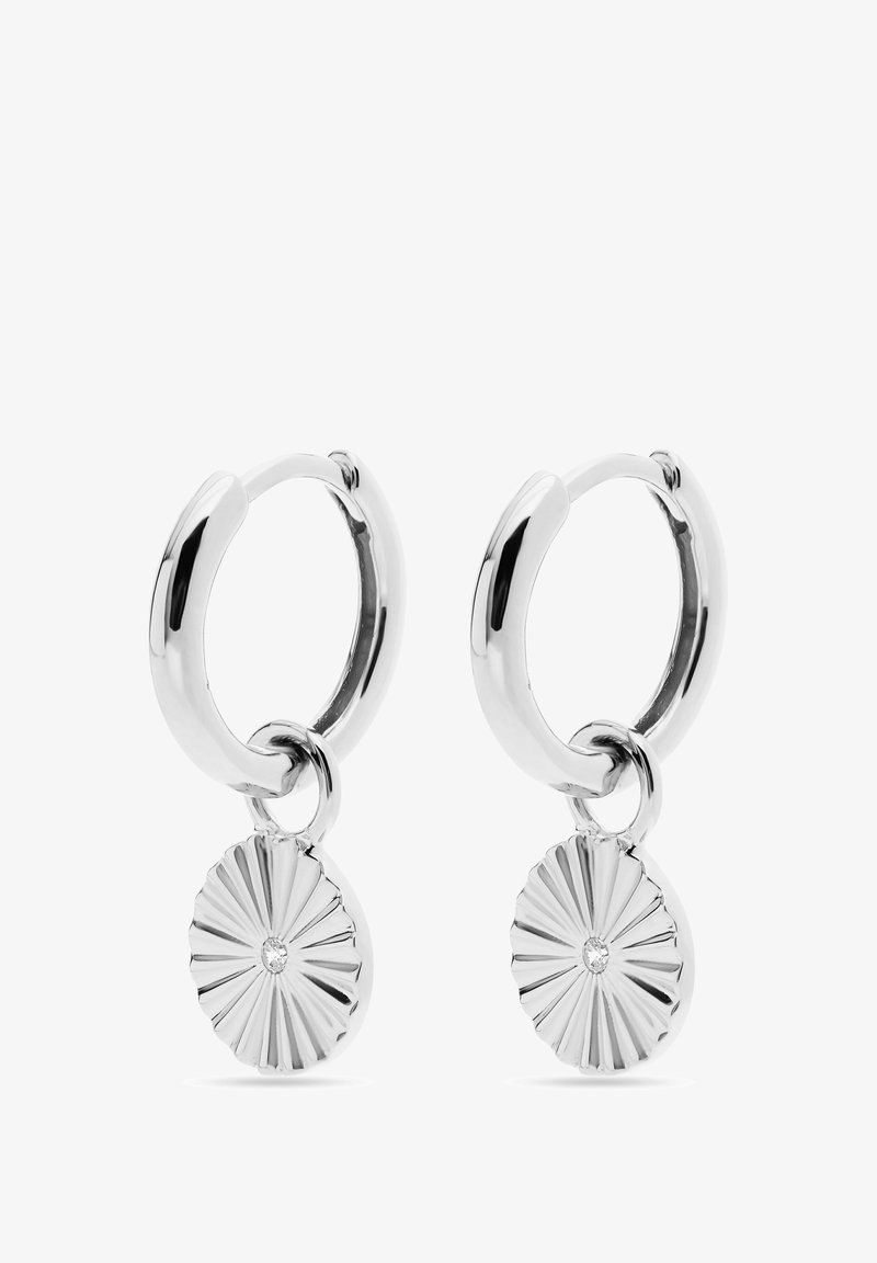 Boucles d'oreilles en argent en forme de créoles avec un pendentif en forme d'éclat de soleil, doté d'une pierre précieuse centrale. Surface lisse et brillante avec un design texturé sur le pendentif.
