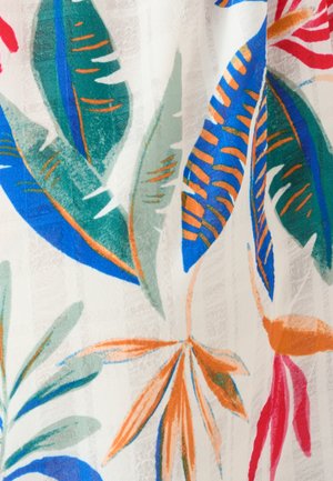 Tissu avec un motif de feuilles tropicales en vert, bleu, orange et rouge sur un fond clair avec des rayures texturées subtiles.