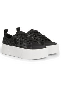 Svarta sneakers med en strukturerad mesh sida, slät läder tåhätta och en tjock vit plattformssula. Har svarta skosnören och sömnad.