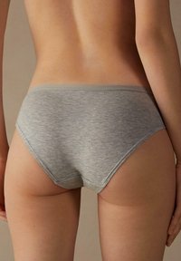 Grijze katoenen hipsteronderbroek met een zachte elastische tailleband, met een gladde textuur en minimale stikseldetails.