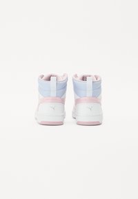 Hoogtopsneakers in een wit, lichtblauw en roze kleurenpalet. Kenmerken zijn een gladde lederen textuur, een gewatteerde kraag en een logo op de hak.