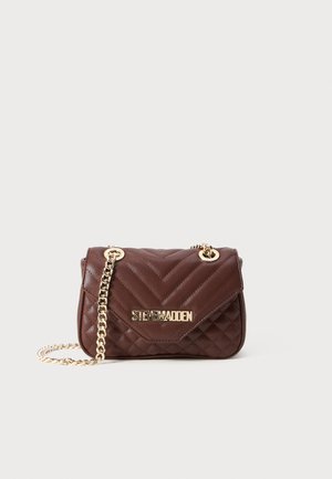 Sac à main matelassé marron avec une bandoulière enchaînée dorée, doté d'une plaque logo, de forme rectangulaire et avec une surface texturée.