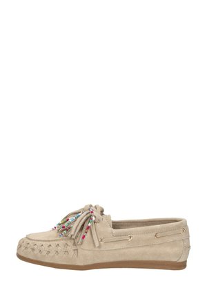 Beige suède moccasin met geweven voorkant, decoratieve kwastjes en kleurige kralen bovenop, platte bruine zool, zijaanzicht.