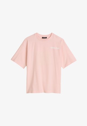 T-shirt rose clair à manches courtes avec col rond et texte blanc "TENNIS CLUB" sur la partie supérieure gauche de la poitrine.