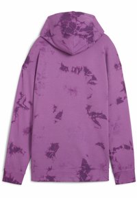 Ljubičasti tie-dye dukserica s kapuljačom, dugim rukavima i teksturiranim uzorkom stvorenim tamnijim ljubičastim naglascima. Vidljive šavove.