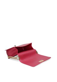 Sac à main en simili cuir rose avec une bandoulière en chaîne, doté d'un design à rabat et d'une texture lisse. Détails en doré et logo présent.