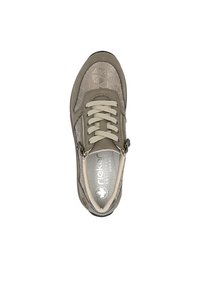 Chaussure beige à lacets avec un dessus à motif géométrique, fermeture éclair sur le côté et accents texturés. Elle dispose d'une semelle intérieure rembourrée et d'un bout rond.