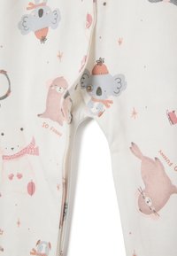 Baumwoll-Schlafanzug-Set für Babys mit einem weißen Hintergrund und Druckmotiven von Cartoon-Tieren wie einem Koala, einem Eisbären und einem Otter in Pastellfarben.