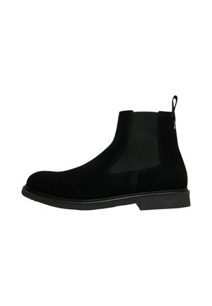 Stivale Chelsea in camoscio nero con pannelli laterali elastici, linguetta posteriore e suola bassa testurizzata.