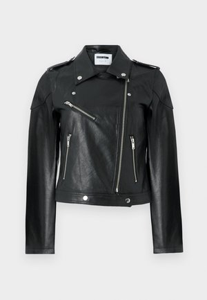 Svart skinnmotorsykkeljakke med kort design, sølvfargede glidelåser, trykknapplukking og skulderepauleter. Har en teksturert finish.