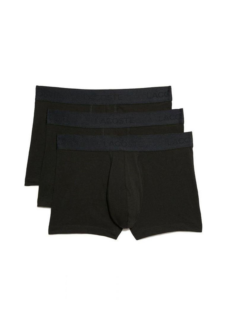 Schwarze Baumwoll-Boxershorts mit einem dunklen elastischen Bund, der das Lacoste-Logo zeigt, in einem Pack mit drei Stück.