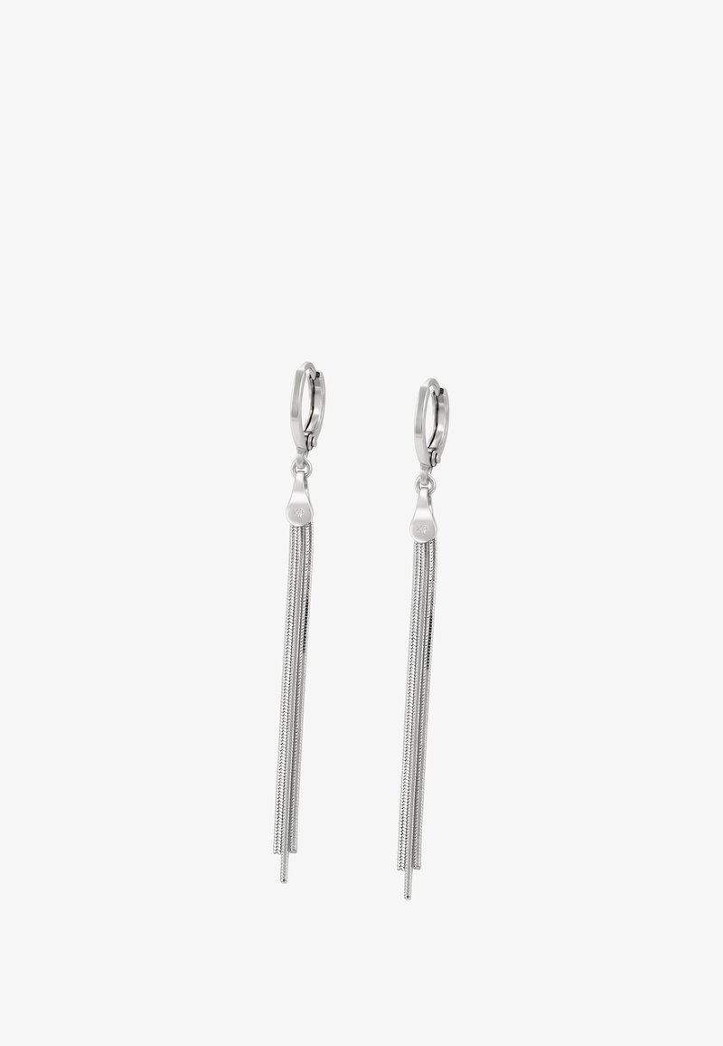 Hõbedased rõngaskõrvarõngad, mille küljes ripub igal rõngal mitu õhukest ketti, valge tausta ees.