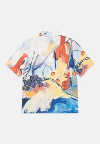 Lyhythihainen nappipaita, jossa on abstrakti värikäs siveltimenveto-kuvio sinisen, oranssin, keltaisen, punaisen ja violetin sävyissä valkoisella taustalla.