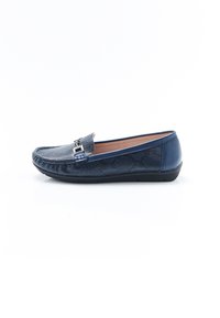 Marineblauwe loafers met een geweven bovenkant en een gladde synthetische hak. Voorzien van een zilveren gespdetail en een flexibele zwarte rubberen zool.