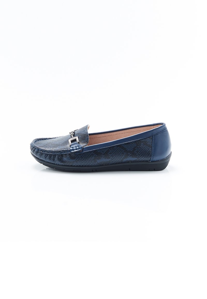 Marineblauwe loafers met een geweven bovenkant en een gladde synthetische hak. Voorzien van een zilveren gespdetail en een flexibele zwarte rubberen zool.