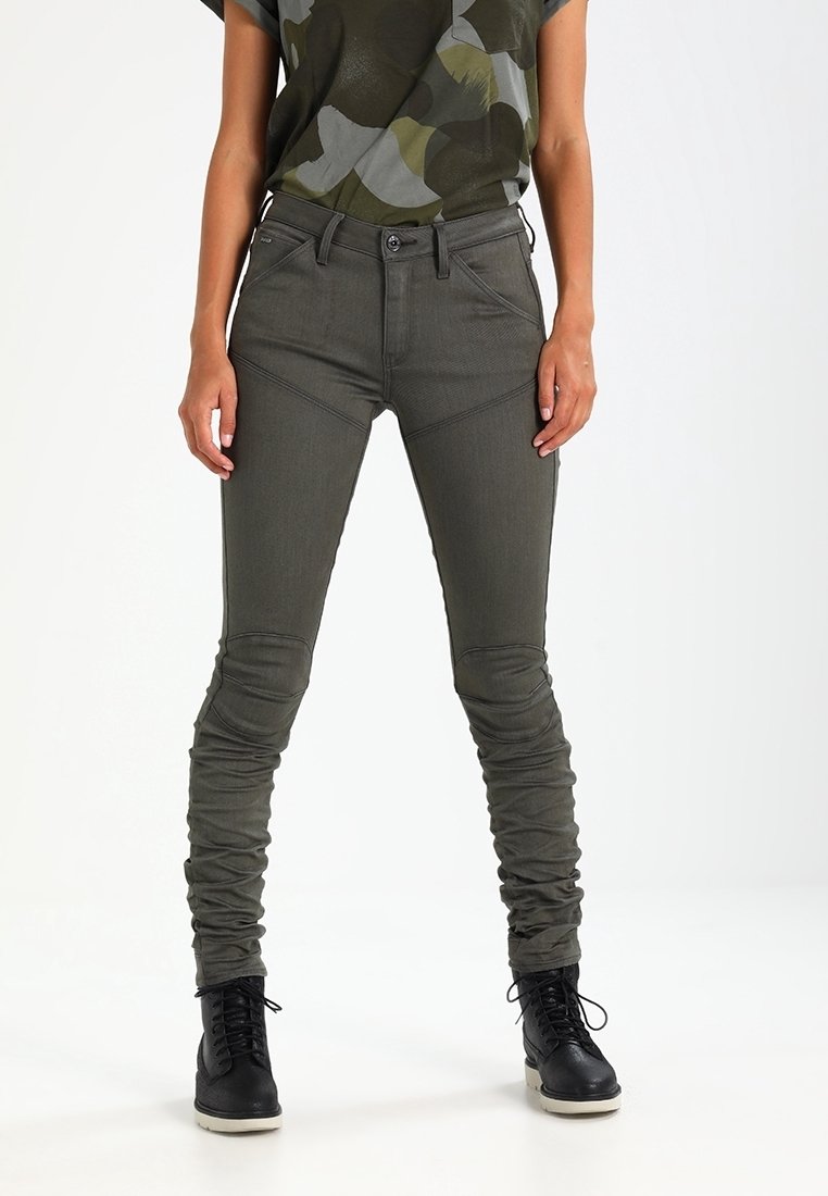 Olivgröna slim fit-jeans i texturerat tyg, med framfickor och distinkta knädetaljer. Matchas med svarta snörstövlar.