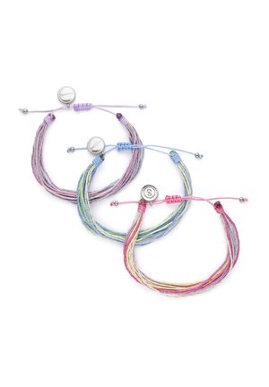 Tres pulseras de cuerda tejidas multicolores ajustables con cierres redondos de plata, cada una con un degradado pastel diferente y detalles de hilo metálico.