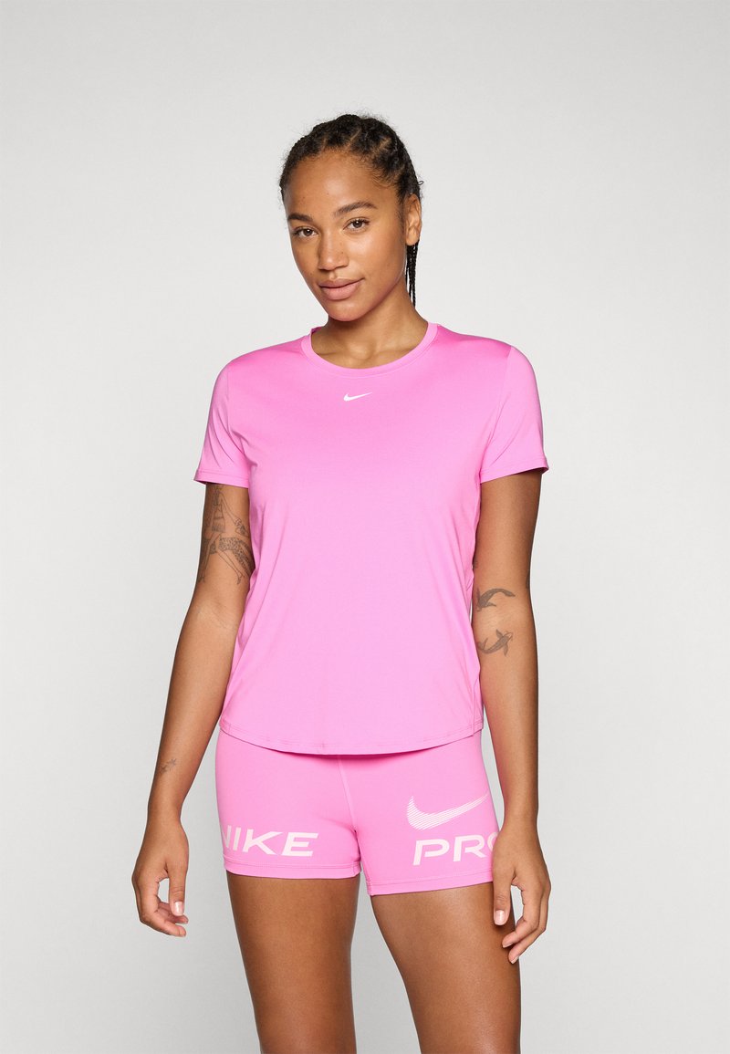 Nike rosa treningst-skjorte med korte ermer og rund hals, kombinert med matchende rosa shorts med hvit Nike-logo.
