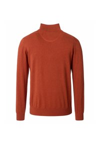 Rostfarbener, langärmliger Rollkragenpullover mit gerippten Bündchen und Saum, vor einem weißen Hintergrund präsentiert.