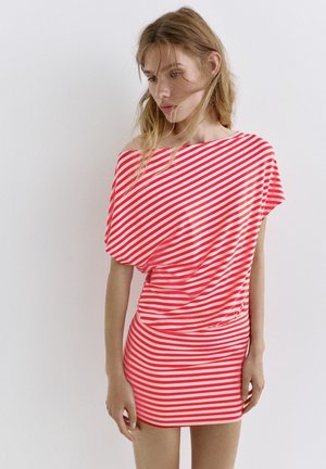 PULL&BEAR, SHORT ASYMMETRIC - DRESS - Robe t-shirt - red