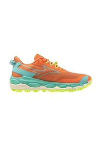 Oranje en turquoise hardloopschoen met neongele veters en zooldetails, zijdelings weergegeven op een witte achtergrond.