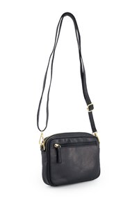 Sort læder crossbody taske med en lynlås foran lomme, gyldne hardware detaljer, flad form og justerbar rem. Glat tekstur.