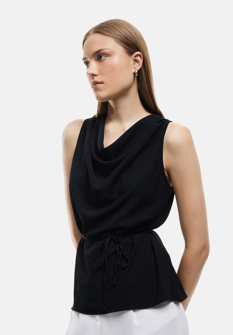 Top negro sin mangas con escote drapeado, cintas en la cintura recogidas y tejido suave. Textura lisa y silueta casual.