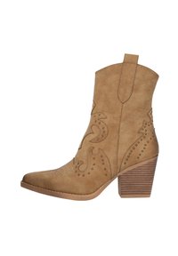 Bota cowboy marrón claro con punta afilada, costuras decorativas y acentos de tachuelas. Presenta un tacón texturizado y apilado, y una lengüeta para facilitar el calzado.