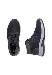 Bottines en cuir noir et textile gris avec lacets et semelles en caoutchouc. Comprend des coutures contrastées et une fermeture éclair latérale pour un enfilage facile.