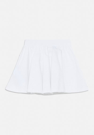 Biała plisowana spódnica z dopasowanym pasem, lekko rozszerzająca się ku dołowi, przedstawiona na jednolitym jasnym tle.