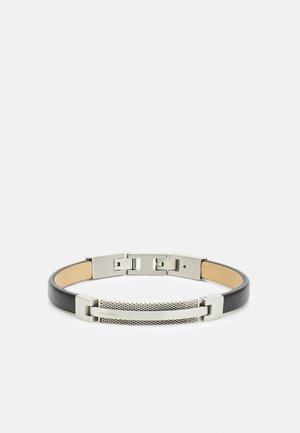 Svart läderarmband med silverfärgade metallaccenter, med ett nätmönster och låsning. Slät textur med en minimalistisk design.