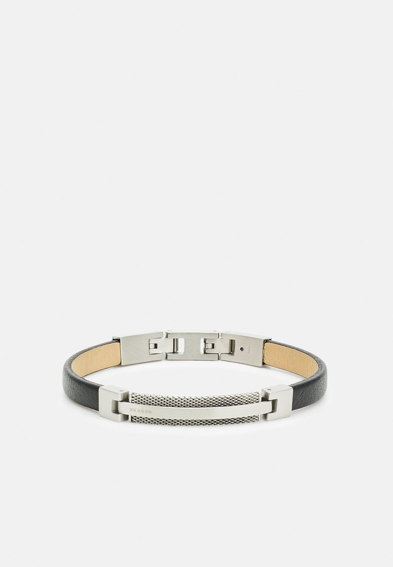 Bracciale in pelle nera con dettagli in metallo argentato, caratterizzato da un design a rete e una chiusura a scatto. Texture liscia con un design minimalista.