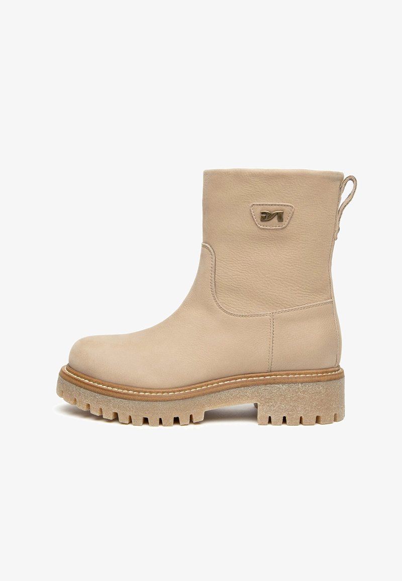 Beige Knöchelschuh aus strukturiertem Leder. Verfügt über eine dicke, geriffelte Sohle und ein kleines dekoratives Logo an der Seite. Zuglasche auf der Rückseite.