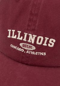 Bordó baseball sapka, pamutból készült, fehér hímzett felirattal: "ILLINOIS EST. 1861 CHICAGO, ATHLETICS." Strukturált formájú, ívelt karimával.