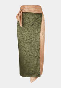 Jupe portefeuille avec un fond vert olive ornée d'un motif de feuilles texturé, associée à une ceinture et des liens en satin brun clair lisse.