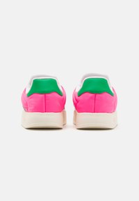 adidas Originals GAZELLE HOME UNISEX - Sneakers - lucid pink/core black/green