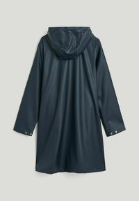 Marine vanntett regnfrakk med hette, lange ermer og trykknappmansjetter. Glatt tekstur med et minimalistisk design.