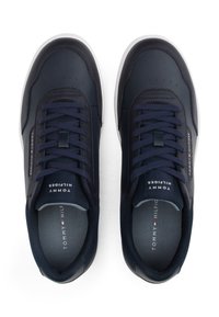 Granatowe sneakersy z perforowanej skóry i siateczki, z zapięciem na sznurowadła, wyściełanym językiem oraz kontrastową białą gumową podeszwą. Detale logo po bokach.