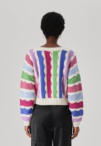Strickpullover mit lockerer Passform, mit mehrfarbigen, wellenförmigen Streifen in Pink, Blau, Grün und Creme; gerippte Bündchen und Saum.