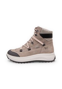 Botte de randonnée en suede beige avec un capuchon en caoutchouc, des lacets à motifs et un col rembourré. Elle présente une semelle blanche striée pour une meilleure traction.
