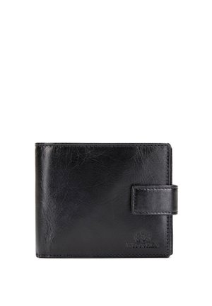 Schwarze Leder-Bifold-Geldbörse mit Druckknopfverschluss und geprägtlogo in der unteren rechten Ecke vor weißem Hintergrund.