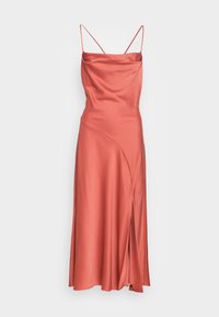 Saténové šaty s rolákem v korálové barvě, s tenkými ramínky, splývavým střihem a bočním rozparkem, s drapovaným designem a hladkým povrchem.