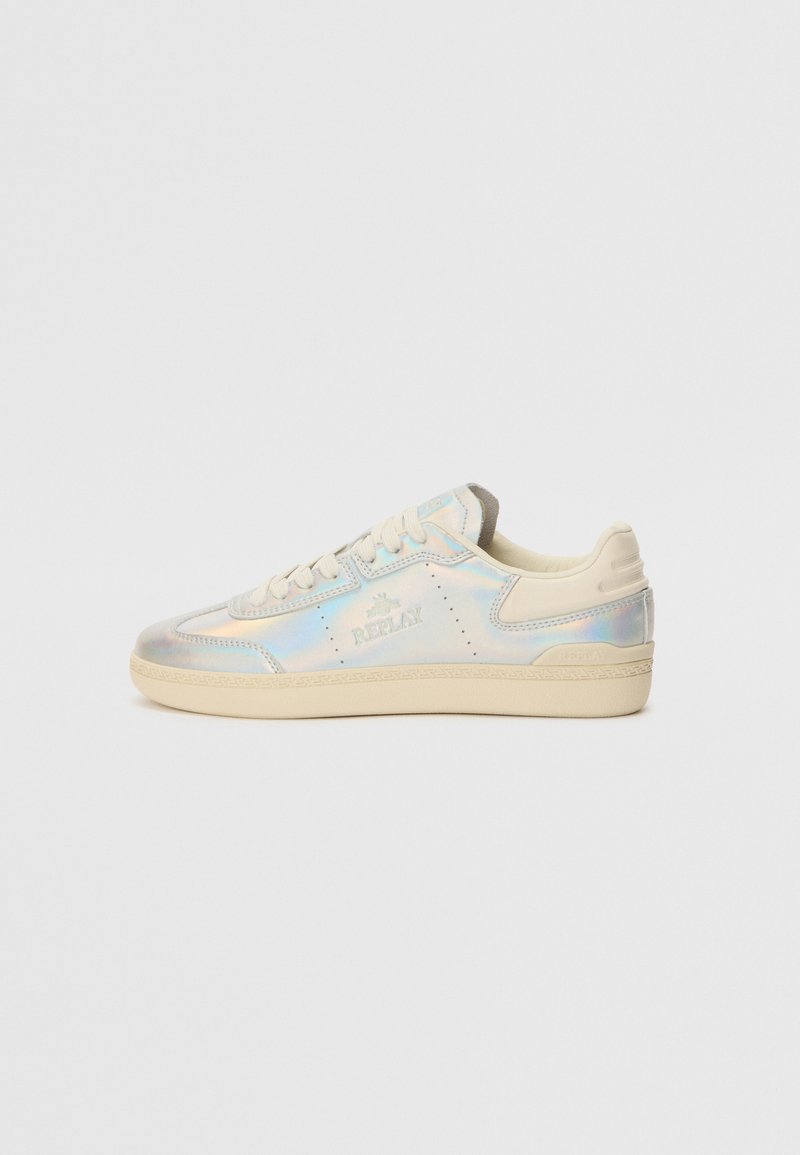 Iriserende sneakers met crèmekleurige accenten; glad synthetisch materiaal, ronde neus, platte rubberen zool en vetersluiting. Merken weergegeven.