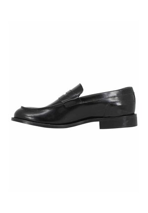 Mocassino in pelle nera con punta arrotondata, texture liscia, dettagli di cucitura minimi e tacco basso. Il design presenta un accento di cinturino arricciato.
