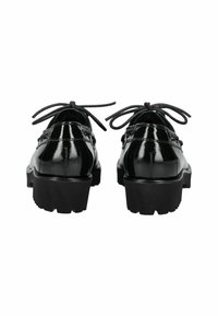 Un paio di scarpe nere lucide con lacci, con tacco spesso e suole testurizzate, viste da dietro su uno sfondo bianco.