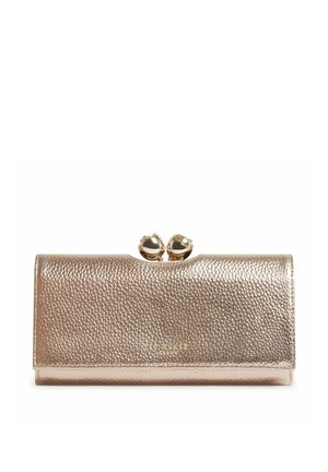 Bolso de mano tipo clutch metalizado en oro rosa, con solapa texturizada y dos detalles de cierre esféricos dorados, sobre fondo blanco.