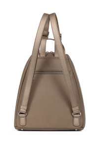 Zaino in pelle beige con superficie texture, forma triangolare, manici superiori e tasca posteriore con zipper. Dettagli in metallo argentato.