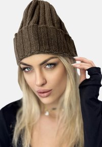 Elara Berretto - brown