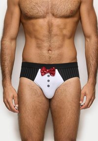 Sort og hvide herreunderbukser med striber, med en hvid forside, tre sorte knapper og en rød pailletsløjfe-detalje.